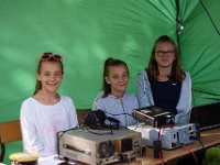 DSC04458  Młodsze pokolenie przy sprzęcie radiowym.
